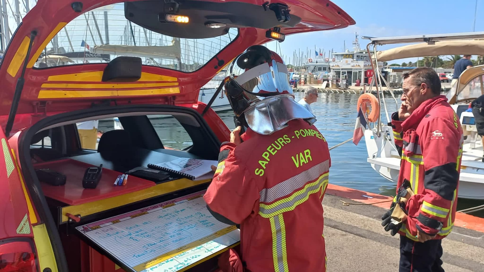 Des pompiers du Var au port de Hyères