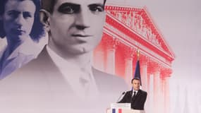 Emmanuel Macron prononce un discours lors de la cérémonie d'intronisation de Missak et Mélinee Manouchian au Panthéon à Paris, le 21 février 2024. Les