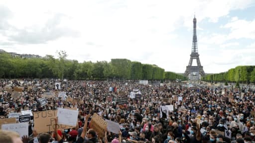 Des manifestants lors d'un rassemblement sur le Champ-de-Mars, le 6 juin 2020 à Paris, pour dénoncer le racisme et les violences policières
