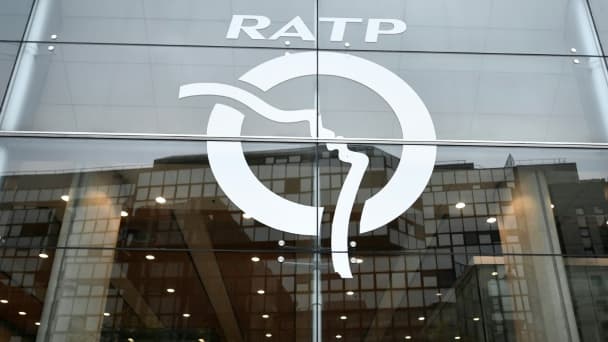 Quelques centaines de salariés grévistes de la RATP rassemblés au siège de l'entreprise lundi matin ont demandé à être reçus par Jean Castex pour obtenir une revalorisation salariale de 300 euros