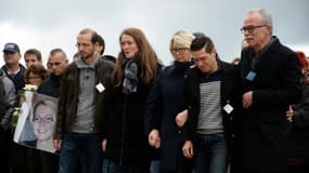 Grégory Gay et sa femme Stéphanie, Isabelle Fouillot, Jonathann Daval et Jean-Pierre Fouillot (de gauche à droite) participent à une marche blanche pour Alexia, le 5 novembre 2017 à Gray, en Haute-Saône