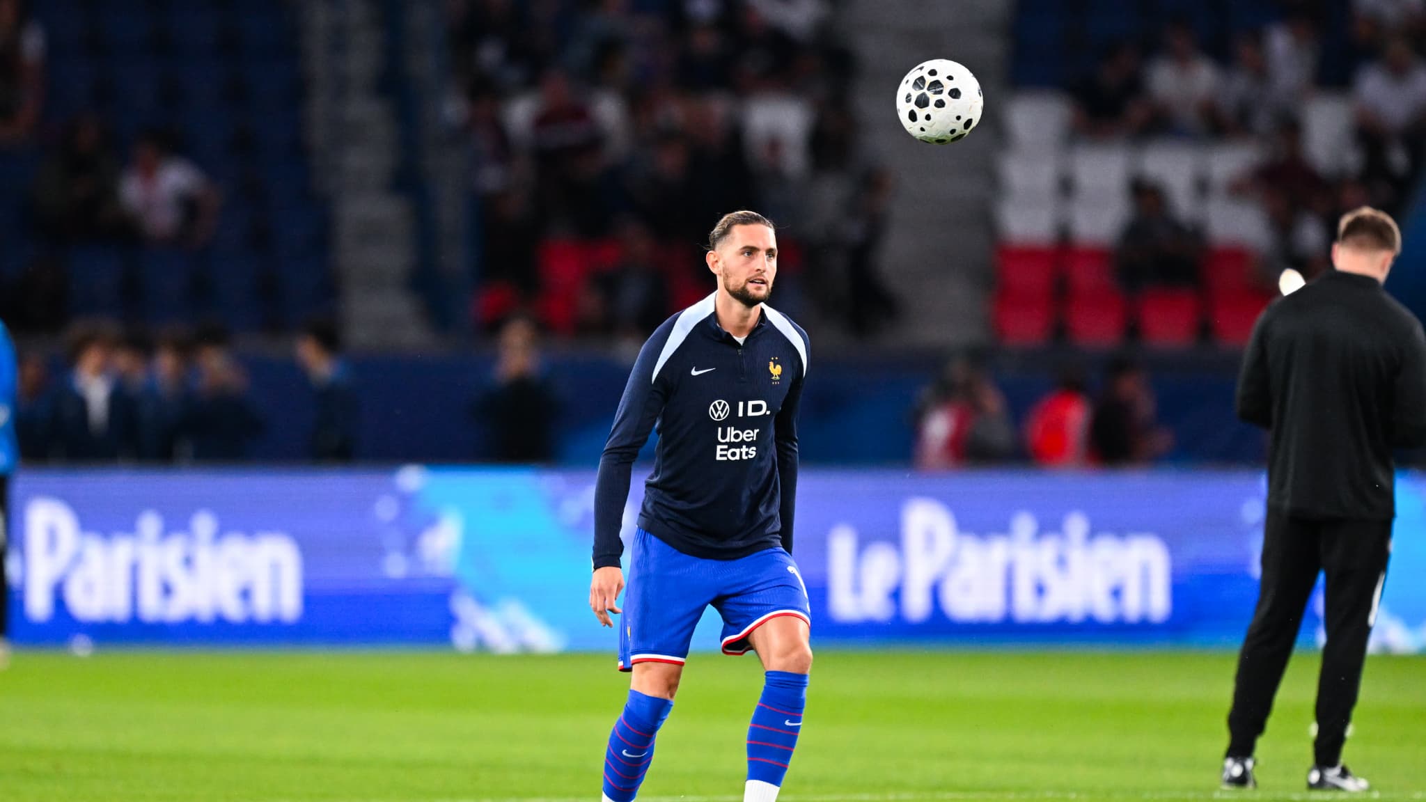 ICI C'EST PARIS? RABIOT ET DESCHAMPS HUÉS PAR LE PUBLIC DU PARC DES PRINCES AVANT FRANCE-ISLANDE