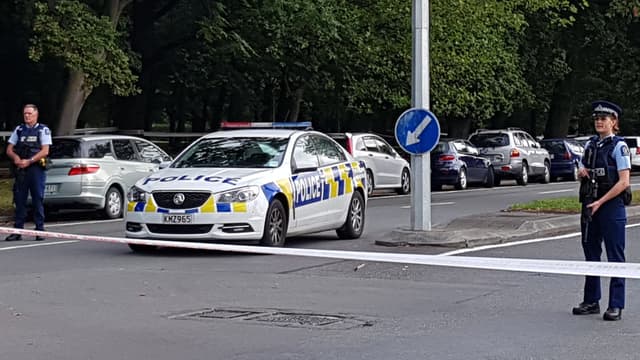 La police néo-zélandaise près de l'une des mosquées visées.