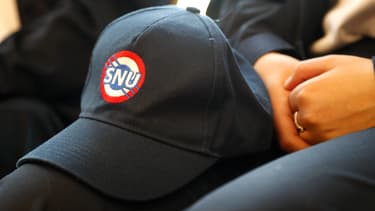 Une casquette du Service national universel