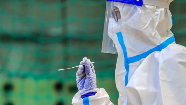 Test antigénique dans un centre de dépistage du Covid-19, le 20 novembre 2020 à Bolzano, en Italie