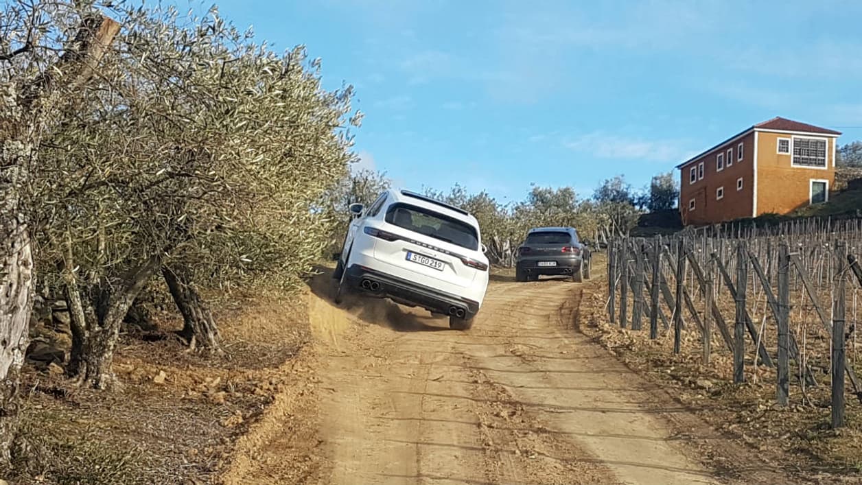 Le Cayenne (en blanc ici) c'est la vision de Porsche du véhicule tout-terrain. Un tel succès que la marque allemande lui a donné un petit-frère, le Macan (en gris devant).