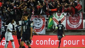 Amiens-Lille: une barrière cède, des supporters blessés sur le terrain