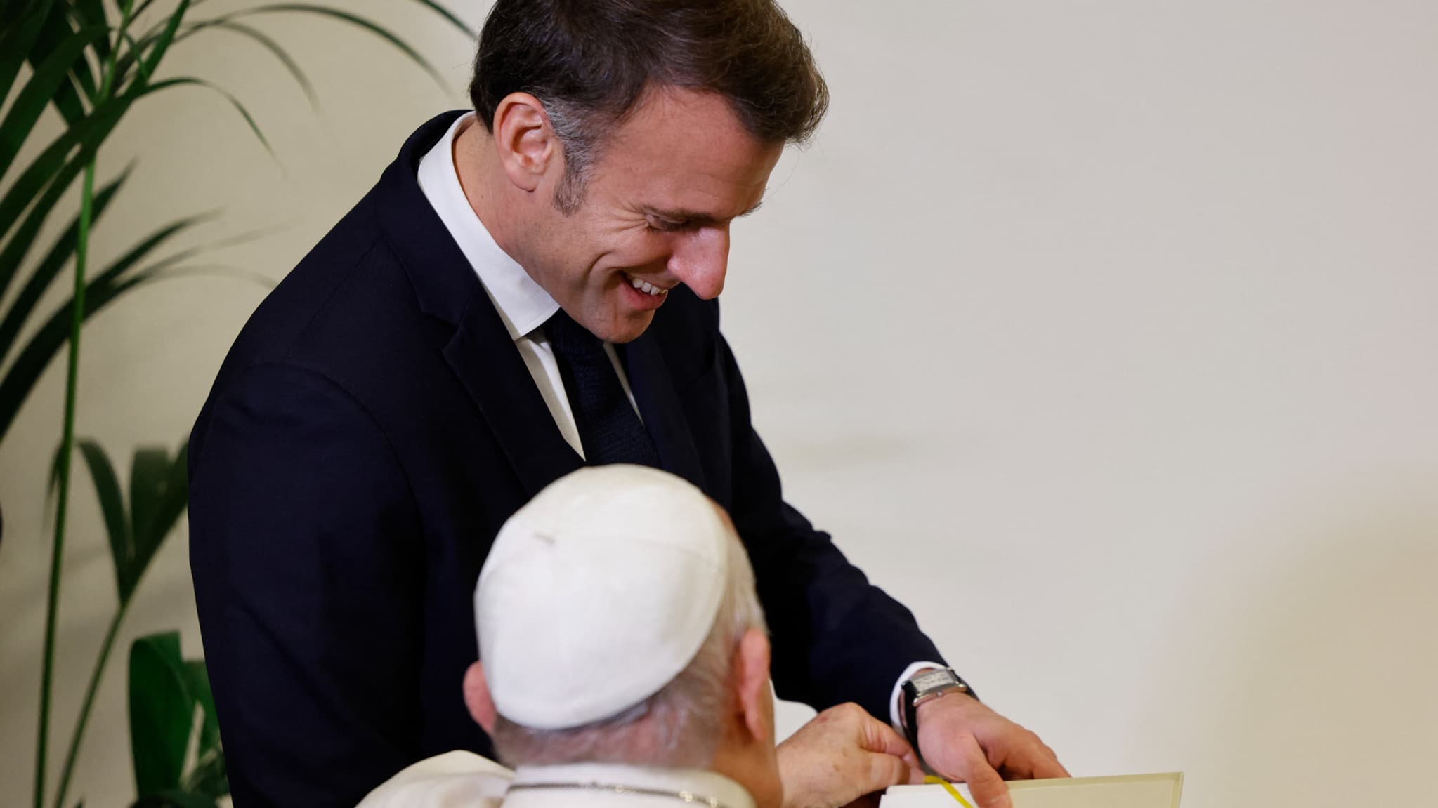 Emmanuel Macron offre l'ouvrage "Rebâtir Notre-Dame de Paris" au Pape le 15 décembre 2024