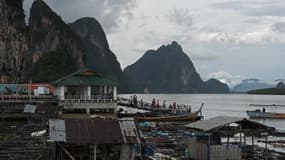 Des touristes s'apprêtent à embarquer sur un ponton de l'île de Koh Panyee, dans le sud de la Thaïlande, le 2 octobre 2014