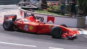 Michael Schumacher au volant d'une Ferrari, à Monaco le 27 mai 2001