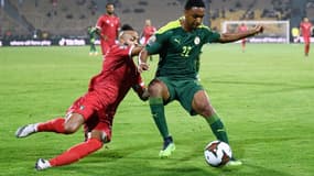 Le défenseur sénégalais Abdou Diallo (d) face à la Guinée Equatoriale, en quart de la CAN, le 30 janvier 2022 à Yaoundé