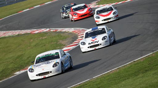 Une course du championnat Ginetta Junior sur le circuit de Brands Hatch, en avril 2012.