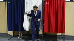 Le président-candidat LREM Emmanuel Macron vote au Touquet pour le second tour de la présidentielle, le 24 avril 2022