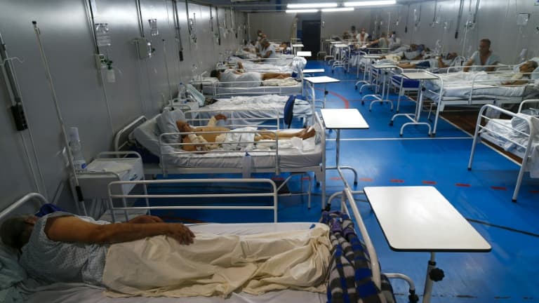 Des patients atteints du Covid-19 dans un hôpital de campagne installé dans un gymnase, à Santo André, le 26 mars 2021 au Brésil
