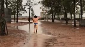L'arrivée de la pluie rend ces Australiens fous de joie