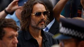 L'acteur et comédien britannique Russell Brand arrive au tribunal de Westminster à Londres le 2 mai 2025. 