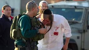 Un militaire et des fidèles juifs près du tombeau de Joseph, à Naplouse, en Cisjordanie où un policier palestinien a abattu un Israélien et en a blessé quatre autres par balles dimanche alors qu'ils tentaient de pénétrer sans autorisation dans ce lieu sai