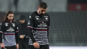 Mickael Le Bihan quitte le terrain tête basse après la défaite de Caen à Annecy en Ligue 2, le 17 février 2025