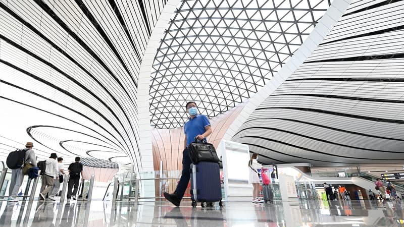 Un passager à l'aéroport de Pékin, le 12 juillet 2021