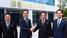 Le ministre sud-coréen de l'Unification Cho Myoung-gyon et Ri Son Gwon, son homologue au Nord.
