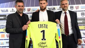 Entouré de son entraîneur Jocelyn Gourvennec et de son président Stéphane Martin, Benoît Costil a fièrement exhibé son nouveau maillot avec les Girondins de Bordeaux.