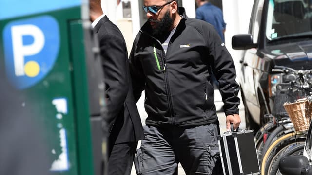 Dieudonné M'bala M'bala se rend au théâtre de la Main d'or pour un événement "Je ne suis pas Charlie..." le 27 juin 2015.