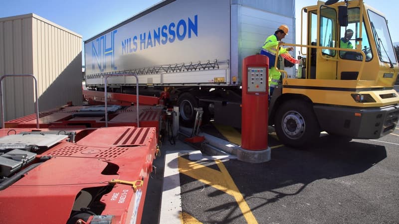 Des remorques sont déchargées des wagons du train de la ligne de ferroutage entre le Luxembourg et la frontière franco-espagnole, depuis 2007 au Boulou, au sud de Perpignan.