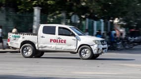 Un pick-up de la police haïtienne dans les rues de la capitale Port-au-Prince, en avril 2021 (PHOTO D'ILLUSTRATION)