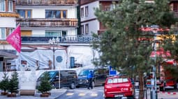Des véhicules funéraires stationnés près d'un bar incendié à Crans-Montana, en Suisse, le 1er janvier 2026