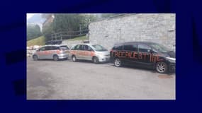 Une photo des voitures taguées à Châtel, mercredi 20 août 2025 (Source Crif sur X).