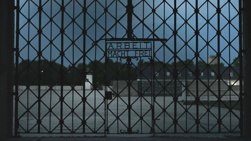 Des migrants sont logés dans une ancienne dépendance du camp de concentration de Dachau, en Allemagne. 