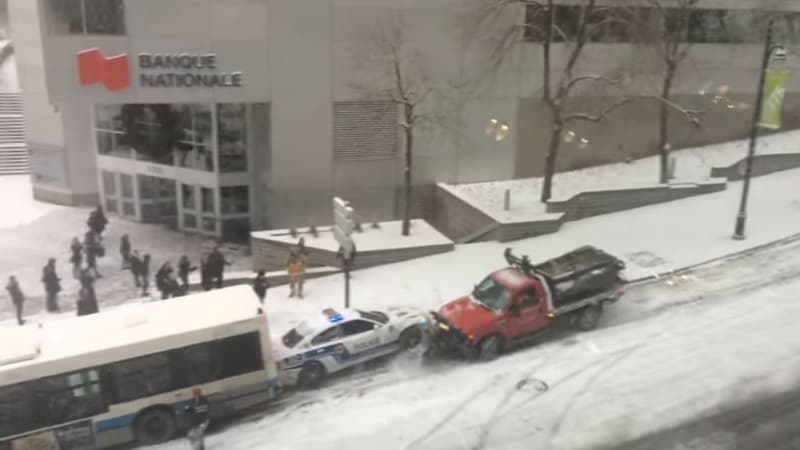Deux bus, un chasse-neige, des voitures et un véhicule de police se sont encastrés les uns dans les autres sur une chaussée glissante à Montréal