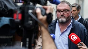L'ancien anesthésiste français Frédéric Péchier s'adresse à la presse à son arrivée au palais de justice de Besançon, à Besançon, dans le nord-est de la France, le 8 septembre 2025.
