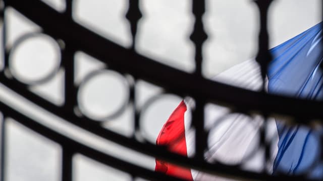 Les drapeaux sont mis en berne à mis-mât