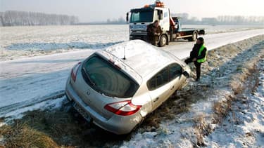 Dans le nord de la France. La vague de froid, qui a tué une deuxième personne à Toulouse, s'intensifie avec des températures proches des records historiques descendues par endroits en-dessous de -20°C. /Photo prise le 4 février 2012/REUTERS/Pascal Rossign