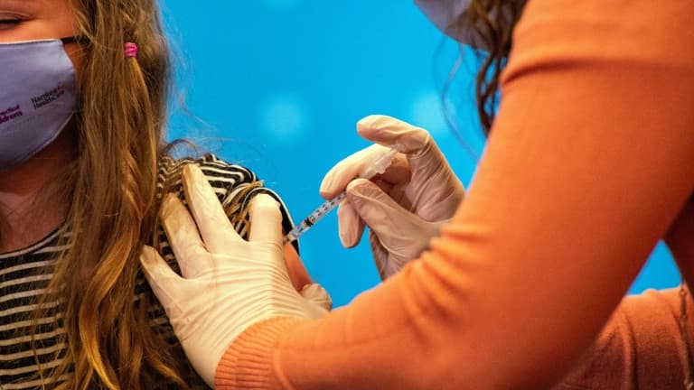 Une enfant  de huit ans reçoit une injection du vaccin de Pfizer peu après l'ouverture de la vaccination pour sa tranche d'âge aux Etats-Unis, à Hartford dans le Connecticut, le 2 novembre 2021