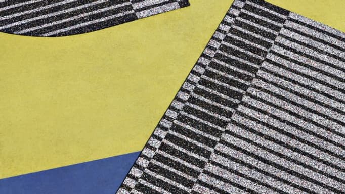 Les bandes sur le tapis rappellent le logo Adidas 