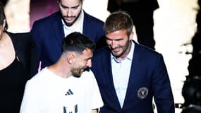 Lionel Messi et David Beckham échangent des sourires, le 16 juillet 2023, lors de la présentation en grande pompe de l'Argentin