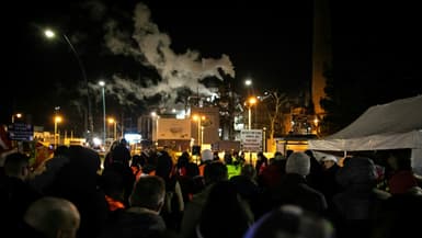 Les salariés de la raffinerie Exxon-Mobil de Port-Jérôme, près du Havre, votent en faveur la grève contre la réforme des retraites, le 7 mars 2023.