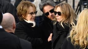 Nathalie Baye avec sa fille Laura Smet. à l'enterrement de Johnny.