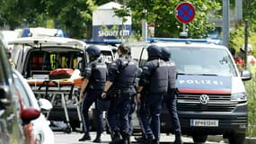Des policiers près d'une école où plusieurs personnes sont mortes dans une fusillade, le 10 juin 2025 à Graz, dans le sud-est de l'Autriche.