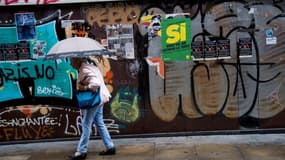 Une Barcelonaise passe devant une affiche appelant à voter "oui" au référendum du 1er octobre, le 15 septembre 2017.