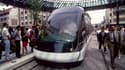 La Communauté urbaine de Strasbourg lance à partir de mardi une application mobile permettant d'acheter et de valider un titre de transport urbain à l'aide d'un téléphone portable. /Photo d'archives/REUTERS