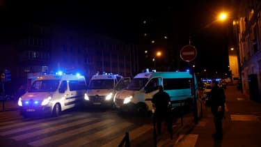Des camions des forces de l'ordre aux abords de la place de Clichy, mardi soir