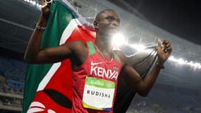 David Rudisha lors de son tour d'honneur après sa victoire sur 800 m aux Jeux olympiques de Rio le 15 août 2016
