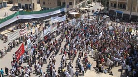 Manifestation contre Bachar al Assad à Bennish, près d'Idlib. L'opposition impute au régime du président syrien le massacre de Tremsa, dans le centre du pays, qui a fait jeudi 220 morts et accentué l'indignation des capitales occidentales. /Photo prise le