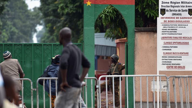 Un soldat garde l'entrée de la base militaire Ouezzin Coulibaly après le coup d'état le 18 septembre 2015