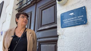Marie-José Allemand devant les portes de la maison d'arrêt, lors de sa visite le 16 septembre 2025