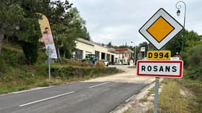 Le panneau d'entrée dans la commune de Rosans (Hautes-Alpes) via la D994, en septembre 2024.