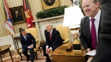 Le porte-parole de la Maison Blanche Sean Spicer (d) lors de la rencontre du président Donald Trump à Washington, le 18 mai 2017.